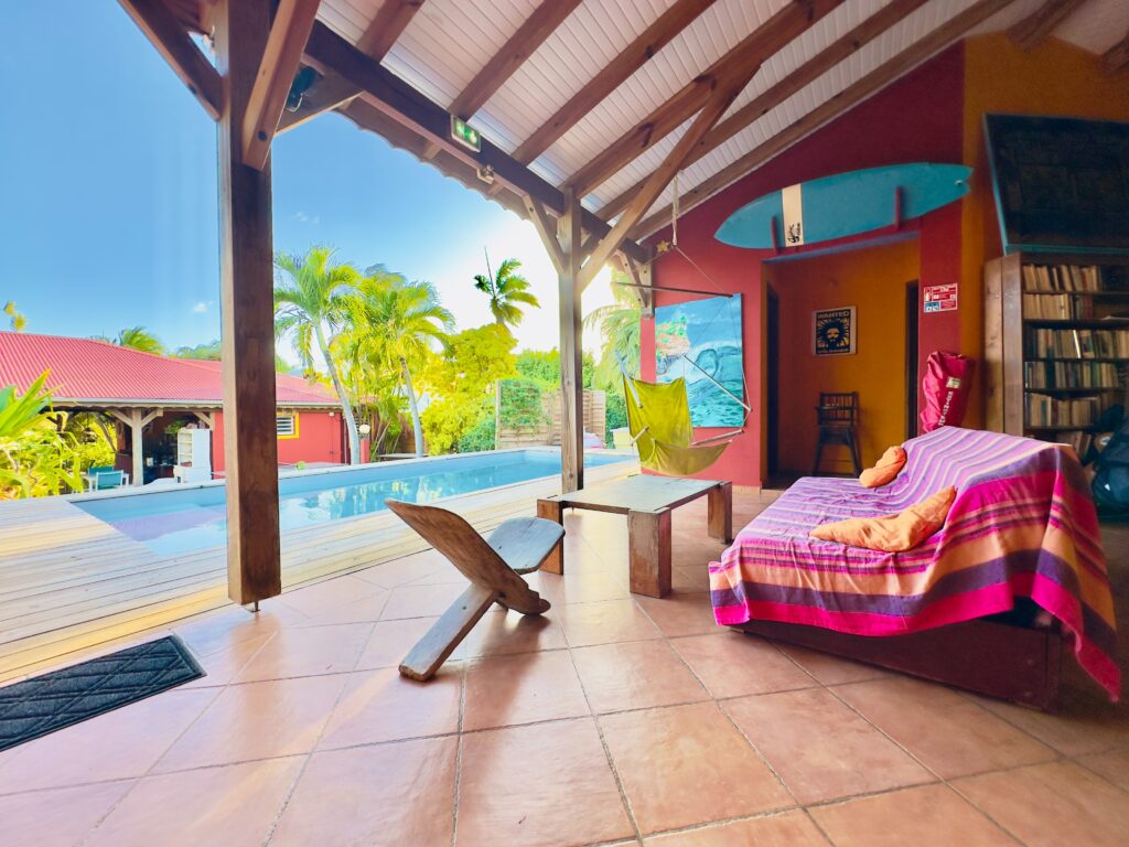 Terrasse et piscine du Sunset Surf Camp